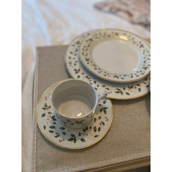 RARE Christmas Holiday Vine Fine for 8 Dinnerware Plates Cups Saucers Bowls - Picture 7 of 16